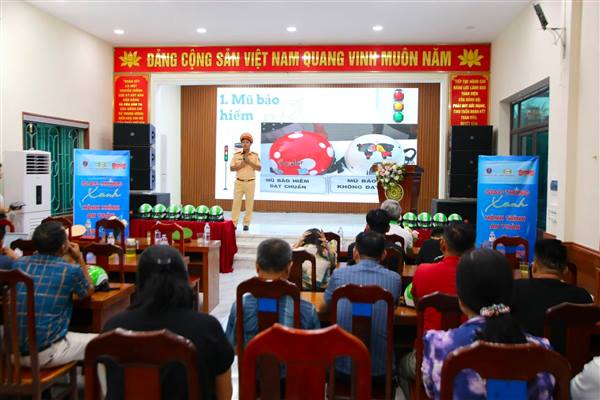 XÃ VIỆT KHÊ TỔ CHỨC HỘI NGHỊ TUYÊN TRUYỀN PHỔ BIẾN PHÁP LUẬT VỀ TRẬT TỰ AN TOÀN GIAO THÔNG VÀ TRAO TẶNG MŨ BẢO HIỂM AN TOÀN