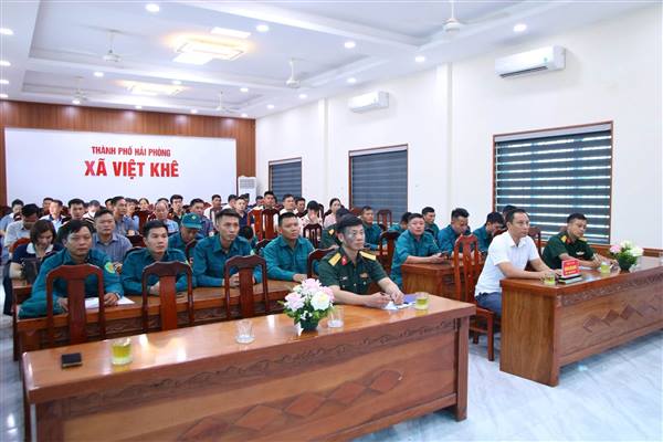 BAN CHỈ HUY QUÂN SỰ XÃ VIỆT KHÊ TỔ CHỨC HỘI NGHỊ CÔNG BỐ CÁC QUYẾT ĐỊNH MIỄN NHIỆM, BỔ NHIỆM CÁN BỘ DÂN QUÂN NĂM 2026