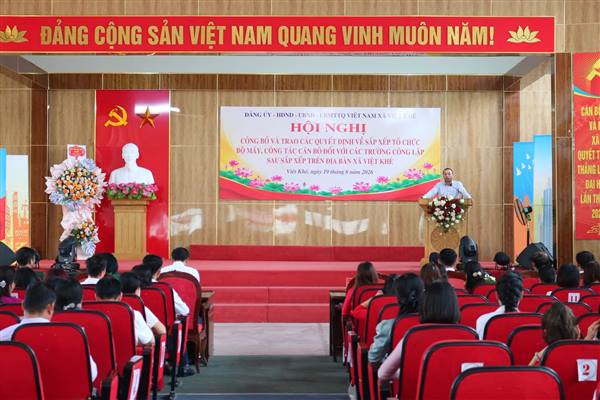 HỘI NGHỊ CÔNG BỐ VÀ TRAO CÁC QUYẾT ĐỊNH VỀ SẮP XẾP TỔ CHỨC BỘ MÁY, CÔNG TÁC CÁN BỘ ĐỐI VỚI CÁC TRƯỜNG CÔNG LẬP SAU SẮP XẾP