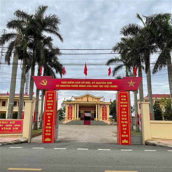 Chi hội phụ nữ thôn Hậu đông xã Vĩnh Am ra quân chăm sóc tuyến đường hoa