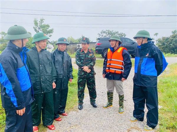 Chiều ngày 22/7/2025 Đồng chí Bùi Gia Huấn - Bí thư Đảng ủy, Chủ tịch Hội đồng nhân dân; Đồng chí Trần Văn Khánh - Phó Bí thư Thường trực Đảng ủy; Đồng chí Ngô Trung Kiên - Phó Bí thư Đảng ủy - Chủ tịch UBND xã,  cùng các Đồng chí trong đoàn kiểm tra xuống các điểm xung yếu trên 11km đê thuộc địa bàn xã quản lý kiểm tra. Hiện tại triều cường lũ lên nhanh, các Đồng chí đã kiểm tra cụ thể kịp thời có phương án chỉ đạo trực tiếp để các lực lượng phối hợp ứng phó và khắc phục hậu quả do bão gây ra.