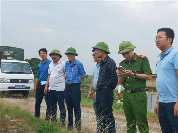 Chiều ngày 20/7/2025, Lãnh đạo Đảng uỷ-HĐND-UBND-UBMTTQ Việt Nam xã cùng Các đồng chí Chánh, Phó Chánh Văn phòng Đảng ủy, HĐND và UBND; Trưởng Công an; Trưởng ban chỉ huy quân sự xã tổ chức khảo sát, kiểm tra thực tế các khu vực đê kè, cống xung yếu trên địa bàn xã để xây dựng phương án phòng, chống cơn bão số 3.