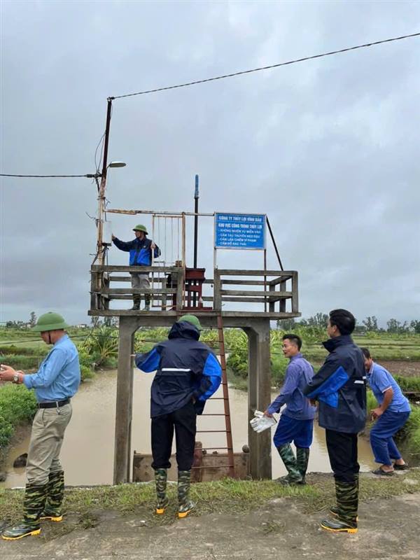 Sáng sớm ngày 22/7 đồng chí Bùi Gia Huấn - Bí thư Đảng ủy, Chủ tịch Hội đồng nhân dân; đồng chí Trần Văn Khánh - Phó Bí thư Thường trực Đảng ủy; đồng chí Ngô Trung Kiên - Phó Bí thư Đảng ủy, Chủ tịch Uỷ ban nhân dân; các đồng chí Phó Chủ tịch Uỷ ban nhân dân xã cùng các thành viên Ban Chỉ đạo của xã Vĩnh Am, thành phố Hải phòng đi kiểm tra đê kè cống và tiêu thoát, các tuyến đường giao thông trên địa bàn toàn xã, kịp thời chỉ đạo một số nhiệm vụ ngay sau bão.