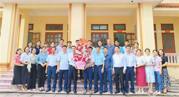 Nhân kỷ niệm 95 năm Ngày truyền thống Ngành Tuyên giáo của Đảng, các đồng chí lãnh đạo Đảng ủy, Hội đồng nhân dân, Ủy ban nhân dân, Ủy ban Mặt trận Tổ quốc Việt Nam xã Vĩnh Am - thành phố Hải Phòng đến Chúc mừng các Ban Đảng của xã!