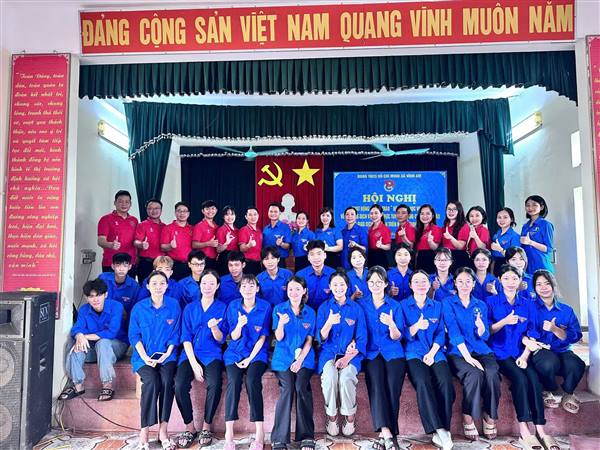 BCH Đoàn xã Vĩnh Am tổ chức Hội nghị phát động phong trào “ Bình dân học vụ số” về sử dụng dịch vụ công trực tuyến, phòng chống lừa đảo, giao dịch trên không gian mạng. 