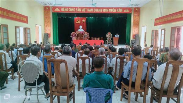Chiều ngày 6/8/2025, Ủy ban nhân dân xã Vĩnh Am tổ chức Hội nghị triển khai ký cam kết về công tác quản lý đất đai, môi trường, đê điều, Thủy lợi, giao thông trên địa bàn xã.
Về dự Hội nghị có:
- Đồng chí Bùi Gia Huấn - Bí thư Đảng ủy, Chủ tịch Hội đồng nhân dân;
- Đồng chí Trần Văn Khánh - Phó Bí thư Thường trực Đảng ủy;
- Đồng chí Ngô Trung Kiên - Phó Bí thư Đảng ủy, Chủ tịch Ủy ban nhân dân;
- Các đồng chí trong Ban Thường vụ Đảng ủy xã;
- Các đồng chí Phó Chủ tịch Hội đồng nhân dân, Phó Chủ tịch Ủy ban nhân dân; đại diện Lãnh đạo các phòng, ban chuyên môn;
- Các đồng chí Trưởng, Phó Công an xã;
- Các đồng chí Bí thư Chi bộ, Trưởng thôn trên địa bàn xã;
- Tổ trưởng tổ An ninh trật tự cơ sở của các thôn.