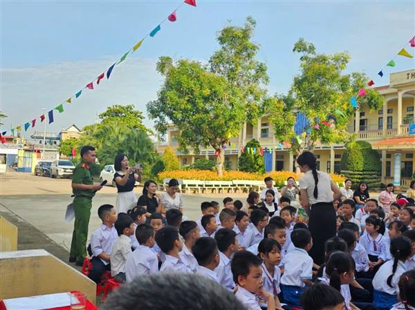 🔊Công an xã Vĩnh Am phối hợp cùng trường Tiểu học Liên Am - Lý Học tổ chức buổi tuyên truyền về Luật giao thông đường bộ và phòng chống ma tuý cho học sinh và phụ huynh.
