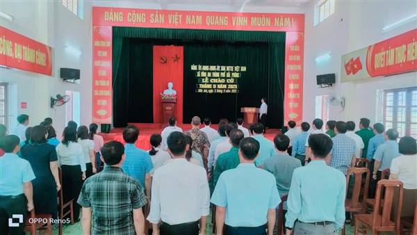 Thực hiện Thông tri số 19-TT/TU ngày 23/3/2018 của Ban Thường vụ Thành ủy về Định kỳ tổ chức nghỉ thức chào cờ Tổ quốc, hát Quốc ca và sinh hoạt dưới cờ trên địa bàn thành phố Hải Phòng. Sáng ngày 03/9/2025, Đảng ủy - Hội đồng nhân dân - Ủy ban nhân dân - Ủy ban Mặt trận Tổ quốc Việt Nam xã Vĩnh Am tổ chức thực hiện nghi thức chào cờ Tổ quốc, hát Quốc ca và sinh hoạt dưới cờ tháng 9 năm 2025