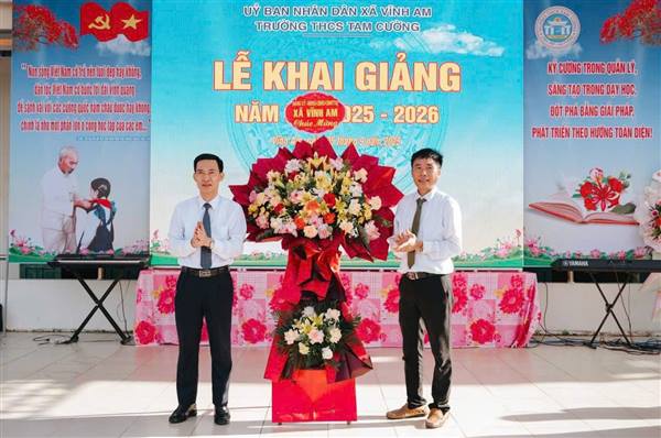 Không khí háo hức, rộn ràng của ngày khai giảng năm học mới 05/9/2025 trên khắp mọi miền đất nước trong đó có sự lan tỏa từ các trường học trên địa bàn xã Vĩnh Am, thành phố Hải Phòng. Giây phút hào hùng khi Quốc ca vang lên, tiếng trống trường rộn ràng, những gương mặt rạng rỡ, ánh mắt tự hào xúc động, nụ cười hạnh phúc của các bậc phụ huynh, các đại biểu, các thầy cô giáo và Nhân dân khi ngắm nhìn các bạn nhỏ tự tin trên sân khấu, hoà mình vào những giai điệu tươi vui trong sáng hồn nhiên của các tiết mục văn nghệ,… tất cả đã tạo nên một ngày khai giảng đầy ý nghĩa tại các trường học trên địa bàn xã Vĩnh Am.