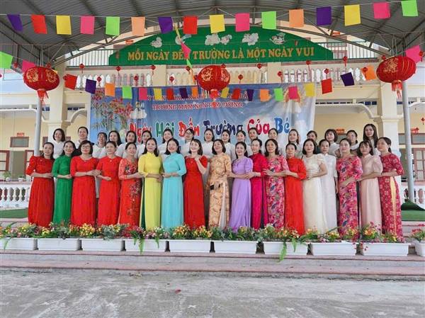 Trong không khí của những ngày mùa thu lịch sử, toàn Đảng, toàn dân, toàn quân trên mọi miền Tổ quốc đang tưng bừng chào mừng kỷ niệm 80 năm cách mạng tháng 8 và Quốc khánh 2/9, các thầy cô giáo và các em học sinh trên địa bàn xã Vĩnh Am lại vui mừng chào đón năm học mới, năm học 2025 - 2026.