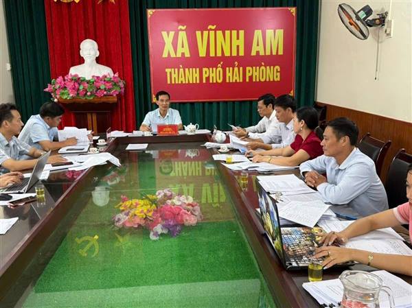 👉 Chiều ngày 29/9/2025, Thường trực Đảng ủy tổ chức hội nghị giao định kỳ.
      Đồng chí Bùi Gia Huấn, Bí thư Đảng ủy, Chủ tịch Hội đồng nhân dân dự và chủ trì hội nghị. Cùng dự có các đồng chí: Trần Văn Khánh, Phó Bí thư Thường trực Đảng ủy; đồng chí Ngô Trung Kiên, Phó Bí thư Đảng ủy, Chủ tịch Ủy ban nhân dân xã.
     Tại hội nghị, Thường trực Đảng ủy nghe và cho ý kiến chỉ đạo công tác khắc phục thiệt hại do cơn lốc gây ra đối với một số hộ dân trên địa bàn xã vào trưa nay. Cũng tại hội nghị, Thường trực Đảng ủy nghe và cho ý kiến về Kế hoạch tổ chức Đại hội, các Đề án nhân sự Đại hội Ủy ban Mặt trận Tổ quốc Việt Nam và Đại hội các tổ chức chính trị - xã hội xã Vĩnh Am lần thứ I, nhiệm kỳ 2025-2030; chỉ đạo Ủy ban Mặt trận Tổ quốc Việt Nam, các tổ chức chính trị - xã hội xã cần khẩn trương, tập trung rà soát và thực hiện tốt các nhiệm vụ để tổ chức thành công Đại hội theo đúng tinh thần Chỉ thị số 03-CT/TU của Ban Thường vụ Thành ủy và Thông tri số 01-TT/ĐU ngày 09/9/2025 