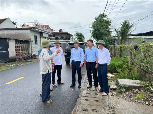Sáng ngày 30/9/2025 đồng chí Bùi Gia Huấn Bí thư Đảng ủy-Chủ tịch Hội đồng nhân dân xã cùng các đồng chí Thường trực đi kiểm tra thiệt hại sau bão và chỉ đạo kịp thời xử lý khắc phục ngay một số nhiệm vụ.