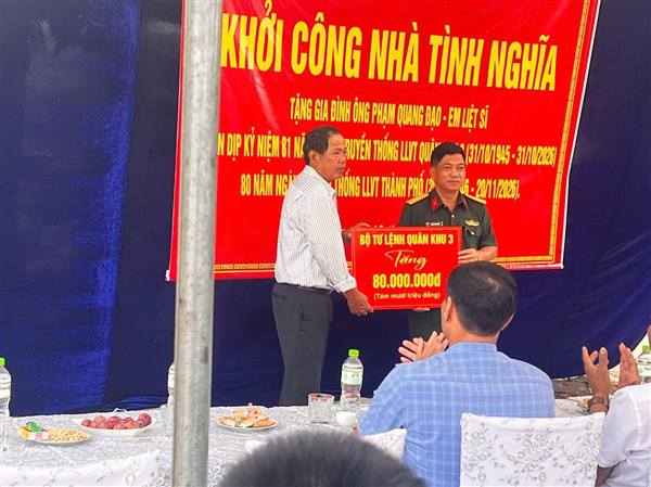 BAN CHỈ HUY PHÒNG THỦ KHU VỰC 4 - AN LÃO PHỐI HỢP VỚI XÃ VĨNH AM TỔ CHỨC KHỞI CÔNG XÂY DỰNG NHÀ TÌNH NGHĨA CHO GIA ĐÌNH CHÍNH SÁCH