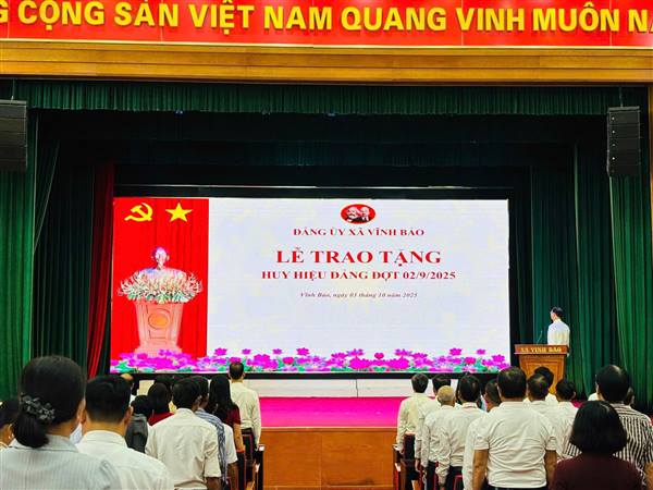 Đảng ủy xã Vĩnh Bảo tổ chức Lễ trao tặng Huy hiệu Đảng, tổng kết Đại hội Đảng bộ xã lần thứ I và Sơ kết 03 tháng triển khai mô hình chính quyền địa phương hai cấp