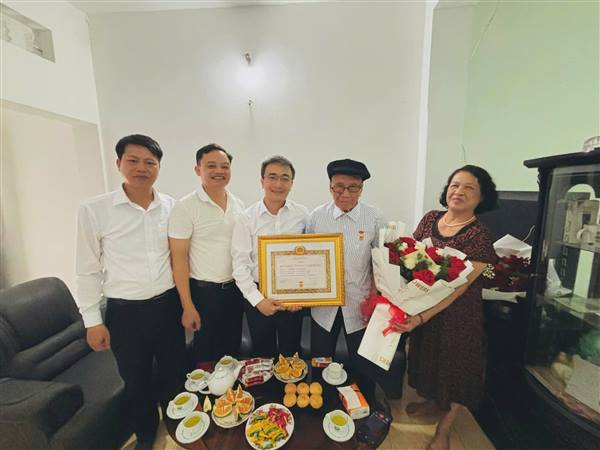 ĐẢNG ỦY XÃ VĨNH BẢO TRAO TẶNG HUY HIỆU 75 NĂM TUỔI ĐẢNG CHO ĐẢNG VIÊN NGUYỄN VĂN THANH