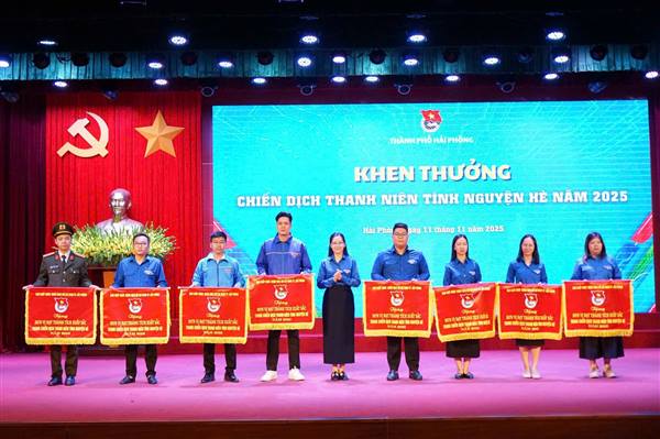 ĐOÀN XÃ VĨNH BẢO VINH DỰ NHẬN CỜ THI ĐUA CHIẾN DỊCH THANH NIÊN TÌNH NGUYỆN HÈ NĂM 2025