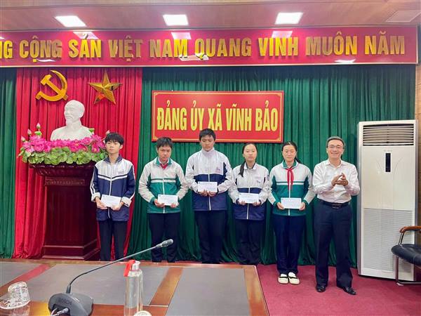 HỘI LHPN XÃ VĨNH BẢO TỔ CHỨC HỘI NGHỊ GẶP MẶT, TRAO KINH PHÍ ĐỠ ĐẦU TRẺ EM MỒ CÔI