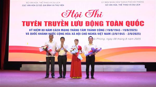 Biểu diễn tuyên truyền lưu động chào mừng 80 năm Cách mạng Tháng Tám và Quốc khánh 2/9 tại xã Vĩnh Bảo