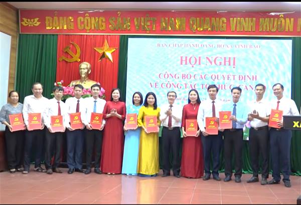 BAN CHẤP HÀNH ĐẢNG BỘ XÃ VĨNH BẢO CÔNG BỐ CÁC QUYẾT ĐỊNH VỀ CÔNG TÁC TỔ CHỨC, CÁN BỘ