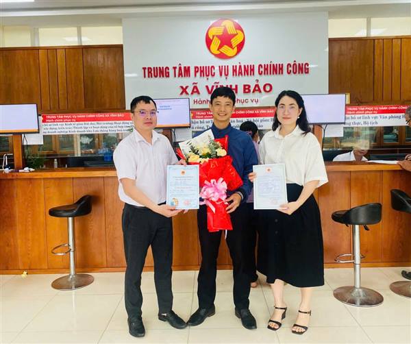 XÃ VĨNH BẢO TRAO GIẤY KHAI SINH - LAN TỎA MÔ HÌNH CHÍNH QUYỀN THÂN THIỆN