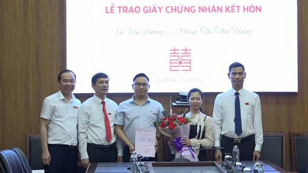 TRAO GIẤY CHỨNG NHẬN KẾT HÔN - LAN TỎA HÌNH ẢNH CHÍNH QUYỀN THÂN THIỆN