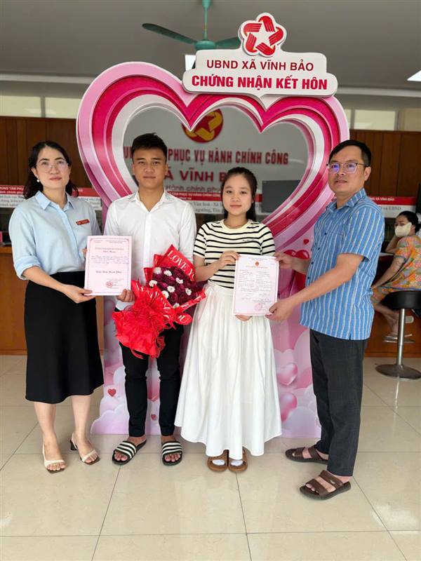 UBND XÃ VĨNH BẢO TRAO GIẤY CHỨNG NHẬN KẾT HÔN VÀ TẶNG HOA CHÚC MỪNG CÔNG DÂN