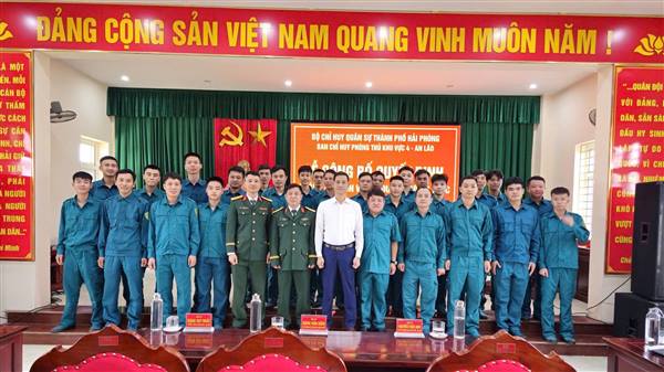 BAN CHỈ HUY PHÒNG THỦ KHU VỰC 4 - AN LÃO TỔ CHỨC LỄ CÔNG BỐ QUYẾT ĐỊNH THÀNH LẬP DÂN QUÂN THƯỜNG TRỰC XÃ VĨNH BẢO