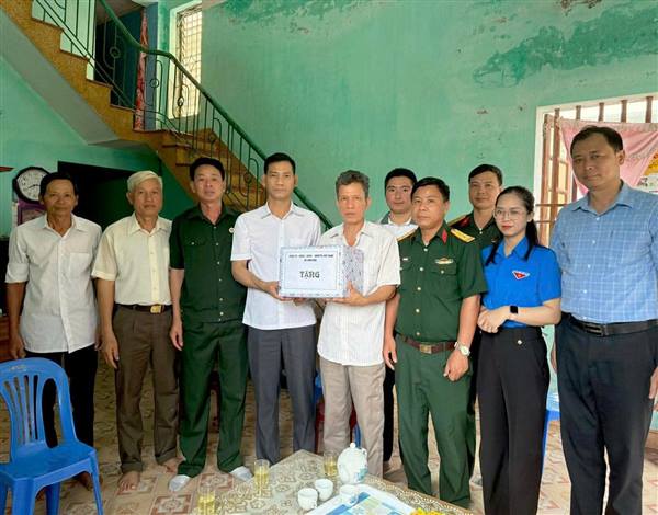 XÃ VĨNH BẢO TỔ CHỨC THĂM, TẶNG QUÀ GIA ĐÌNH CHIẾN SĨ CÓ HOÀN CẢNH KHÓ KHĂN
