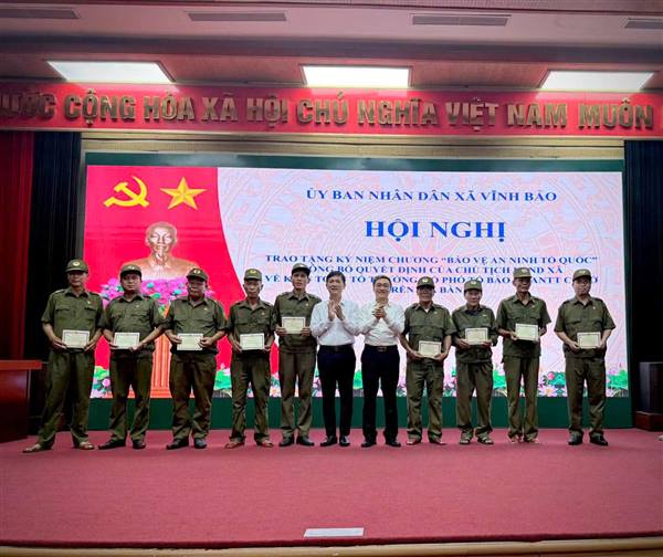 XÃ VĨNH BẢO TRAO TẶNG KỶ NIỆM CHƯƠNG “BẢO VỆ AN NINH TỔ QUỐC”, KIỆN TOÀN LỰC LƯỢNG BẢO VỆ AN NINH, TRẬT TỰ Ở CƠ SỞ