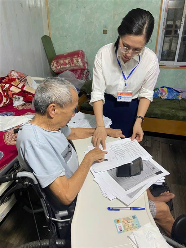 Hỗ trợ người yếu thế thực hiện thủ tục hành chính tại nhà - Lan tỏa tinh thần "Vì Nhân dân phục vụ"
