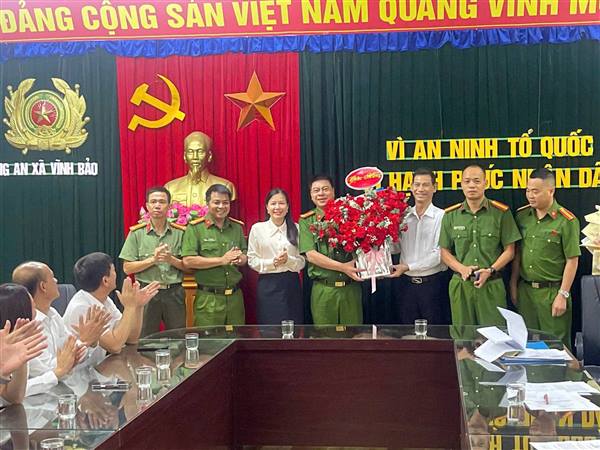 LÃNH ĐẠO XÃ VĨNH BẢO CHÚC MỪNG CÔNG AN XÃ NHÂN NGÀY TRUYỀN THỐNG LỰC LƯỢNG CÔNG AN NHÂN DÂN