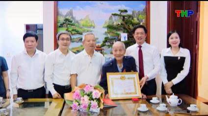 Trao tặng Huy hiệu 80 năm tuổi Đảng cho đồng chí Hà Văn Đang, đảng viên Chi bộ thôn Nam Tạ 1, Đảng bộ xã Vĩnh Bảo, thành phố Hải Phòng