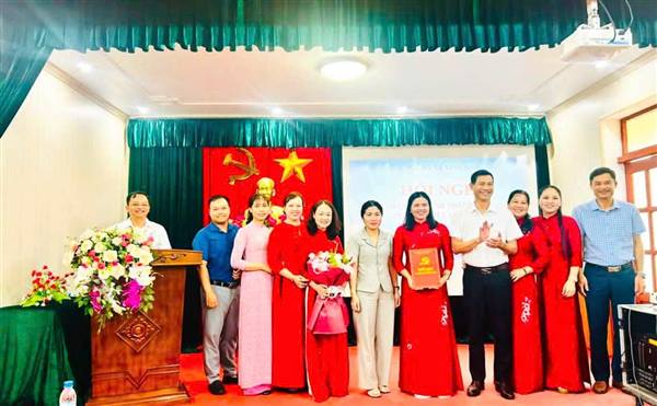 CÔNG BỐ QUYẾT ĐỊNH THÀNH LẬP ĐẢNG BỘ TRƯỜNG TIỂU HỌC TAM ĐA SAU SẮP XẾP VÀ CÔNG TÁC CÁN BỘ