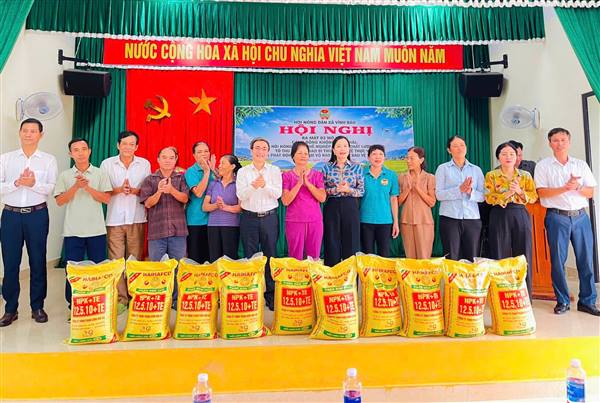 ĐỔI MỚI TƯ DUY KINH TẾ GẮN VỚI BẢO VỆ MÔI TRƯỜNG: HỘI NÔNG DÂN XÃ VĨNH BẢO RA MẮT TỔ HỘI NGHỀ NGHỆP “CẤY LÚA CHẤT LƯỢNG CAO”, MÔ HÌNH “CÁNH ĐỒNG KHÔNG RÁC THẢI” VÀ PHÁT ĐỘNG CAO ĐIỂM THU GOM VỎ BAO BÌ THUỐC BVTV