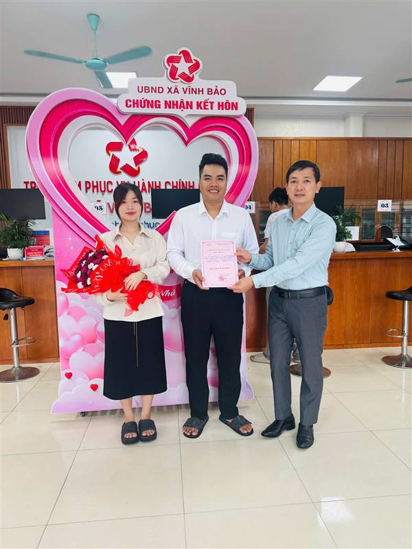 Phó Chủ tịch UBND xã Vĩnh Bảo trực tiếp trao Giấy chứng nhận kết hôn cho công dân