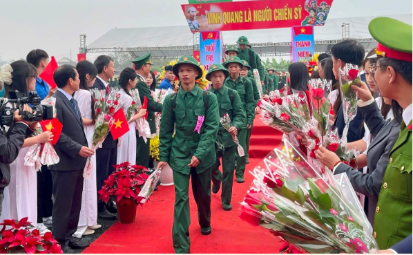TUYÊN TRUYỀN THAM GIA CÔNG TÁC TUYỂN QUÂN VÀ THỰC HIỆN NGHĨA VỤ QUÂN SỰ - NGHĨA VỤ THIÊNG LIỄNG CỦA THẾ HỆ TRẺ XÃ VĨNH HẢI.