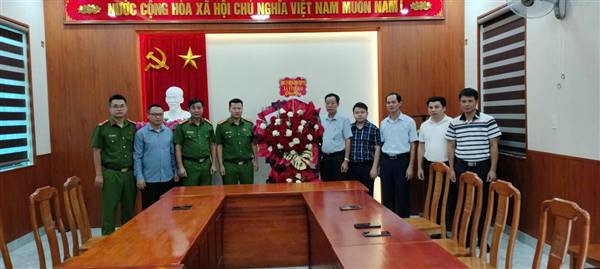 Các đồng chí Thường trực Đảng uỷ thăm tặng hoa chúc mừng lực lượng công an xã Vĩnh Hải.