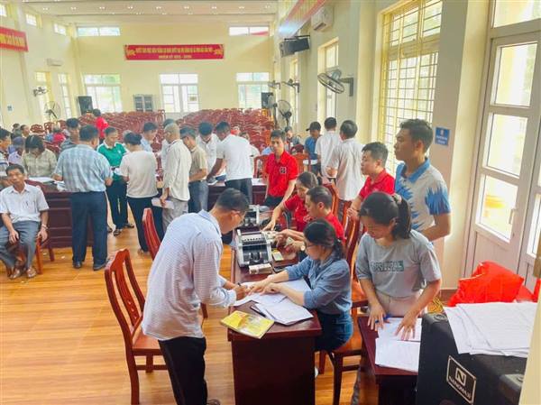 Tặng quà người dân nhân dịp kỷ niệm 80 năm Cách mạng Tháng Tám và Quốc khánh 2/9/2025