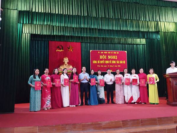 Xã Vĩnh Hải Tăng Cường Công Tác Giáo Dục Thông Qua Hội Nghị Công Bố Quyết Định Bổ Nhiệm Cán Bộ.