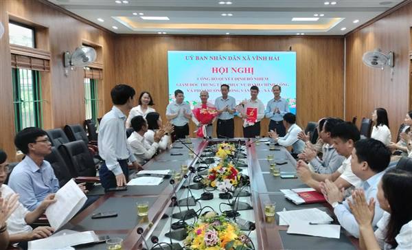 Hội nghị công bố và trao quyết định bổ nhiệm cán bộ tại UBND xã Vĩnh Hải