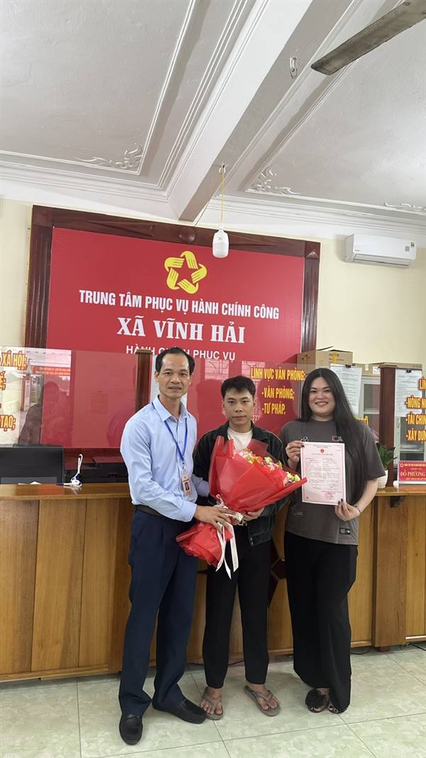 Chủ tịch Uỷ ban nhân dân xã trực tiếp trao Giấy chứng nhận đăng ký kết hôn cho công dân tại trụ sở UBND xã