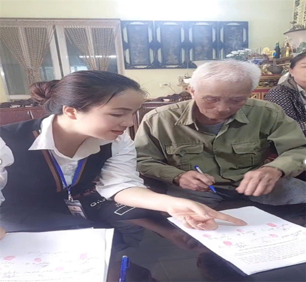 TRUNG TÂM PHỤC VỤ HÀNH CHÍNH CÔNG XÃ VĨNH HẢI  HỖ TRỢ GIẢI QUYẾT THỦ TỤC HÀNH CHÍNH CHO CÔNG DÂN GIÀ YẾU