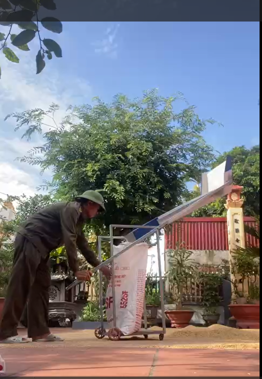 Người dân xã Vĩnh Hải chủ động nghiên cứu, cải tiến các loại máy móc, dụng cụ phục vụ sản xuất, góp phần giảm sức lao động, tiết kiệm thời gian và nâng cao hiệu quả kinh tế cho gia đình.