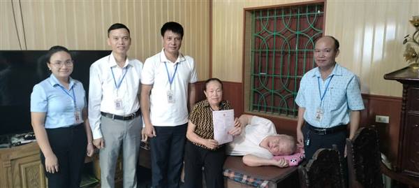 XÃ VĨNH HẢI TỔ CHỨC ĐĂNG KÝ KẾT HÔN LƯU ĐỘNG, TRAO GIẤY CHỨNG NHẬN KẾT HÔN TẠI GIA ĐÌNH CHO CÔNG DÂN CÓ HOÀN CẢNH ĐẶC BIỆT KHÓ KHĂN