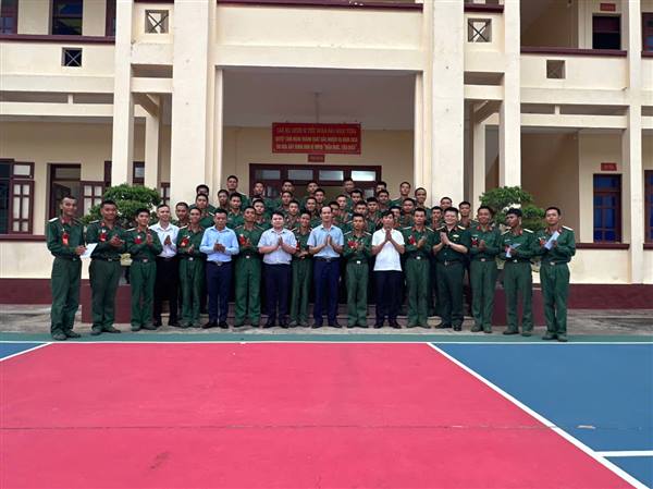 ĐOÀN CÔNG TÁC XÃ VĨNH HẢI THĂM, ĐỘNG VIÊN CHIẾN SĨ MỚI NĂM 2026 TẠI ĐẢO NGỌC VỪNG
