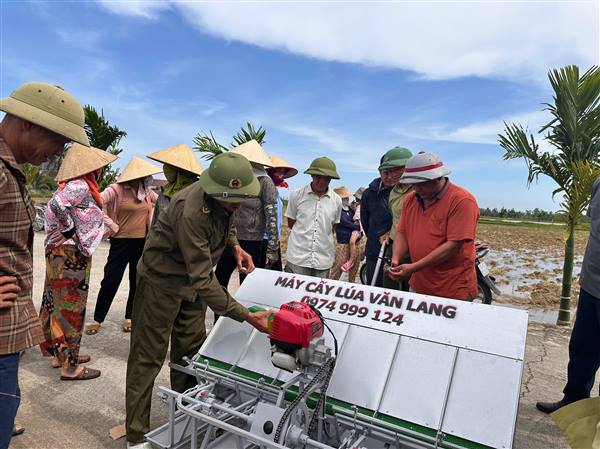 THÔN TỪ LÂM XÃ VĨNH HẢI XÃ HỘI HÓA MUA MÁY CẤY HỖ TRỢ NHÂN DÂN PHÁT TRIỂN SẢN XUẤT NÔNG NGHIỆP