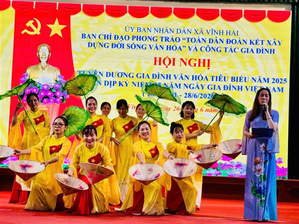 XÃ VĨNH HẢI TỔ CHỨC HỘI NGHỊ KỶ NIỆM 25 NĂM NGÀY GIA ĐÌNH VIỆT NAM VÀ TUYÊN DƯƠNG GIA ĐÌNH VĂN HÓA TIÊU BIỂU