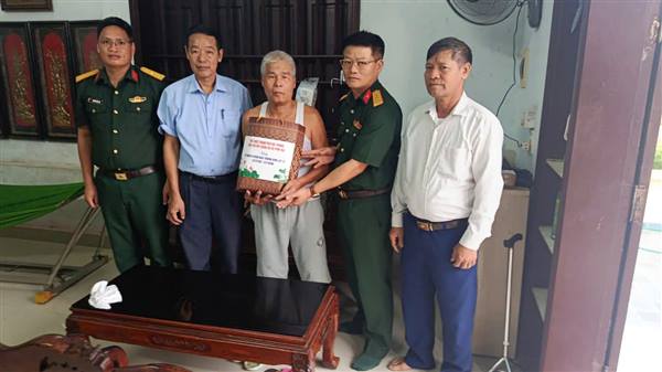 Ban Chỉ huy Quân sự xã Vĩnh Hải thăm, tặng quà gia đình chính sách nhân dịp kỷ niệm 79 năm Ngày Thương binh - Liệt sĩ (27/7/1947 - 27/7/2026)