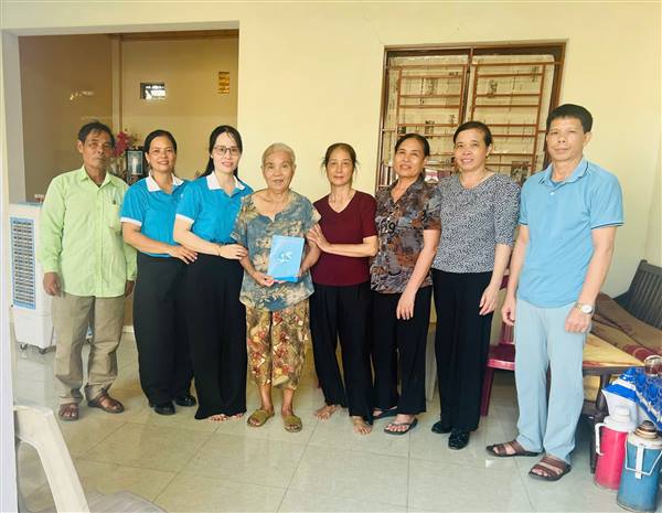  Hội liên hiệp phụ nữ xã Vĩnh Hải thăm hỏi, tặng quà thân nhân gia đình chính sách, người có công với cách mạng thuộc hội viên Hội Phụ nữ xã nhân dịp Kỷ niệm 79 năm Ngày Thương binh - Liệt sĩ (27/7/1947 - 27/7/2026)