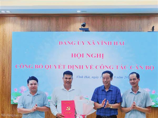 Đảng ủy xã Vĩnh Hải công bố Quyết định bổ nhiệm Phó Chánh Văn phòng Đảng ủy